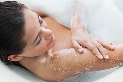 Tắm muối toàn thân giúp dưỡng da hiệu quả